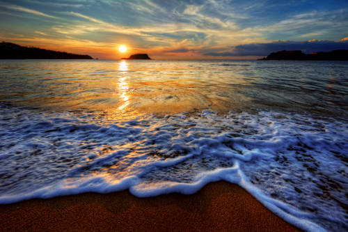 A beautiful ocean sunrise over Oahu.